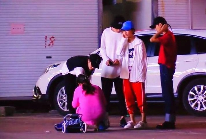 近日，网友在日本偶遇杨紫与神隐已久的艾克里里同游求福签，俩人私交甚好，曾多次被拍。