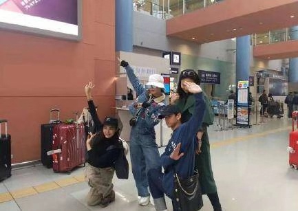 近日，网友在日本偶遇杨紫与神隐已久的艾克里里同游求福签，俩人私交甚好，曾多次被拍。