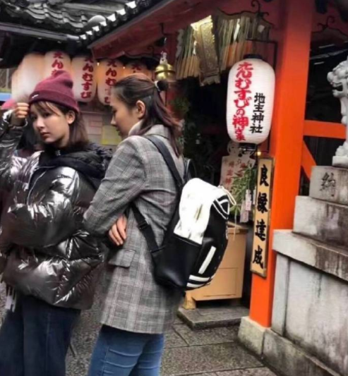 近日，网友在日本偶遇杨紫与神隐已久的艾克里里同游求福签，俩人私交甚好，曾多次被拍。