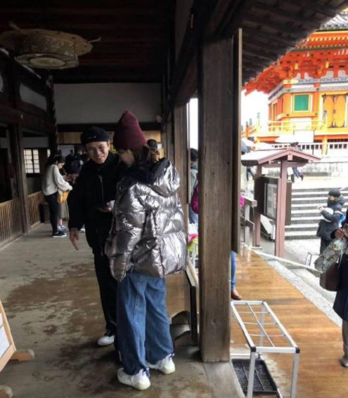 近日，网友在日本偶遇杨紫与神隐已久的艾克里里同游求福签，俩人私交甚好，曾多次被拍。