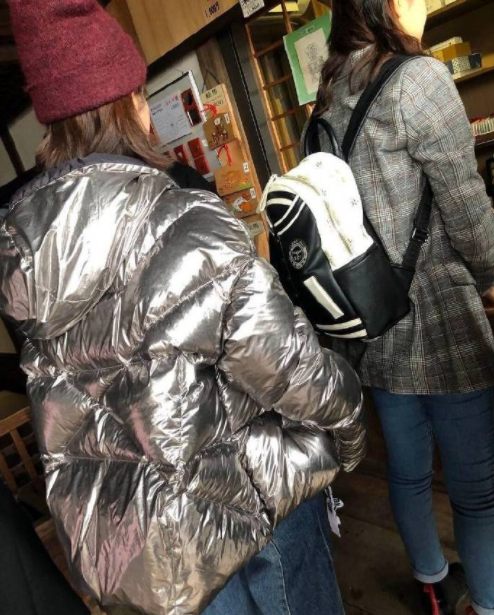 近日，网友在日本偶遇杨紫与神隐已久的艾克里里同游求福签，俩人私交甚好，曾多次被拍。