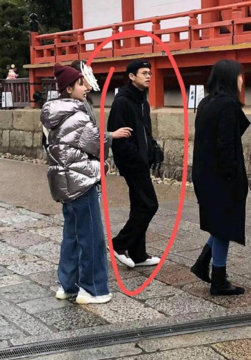 近日，网友在日本偶遇杨紫与神隐已久的艾克里里同游求福签，俩人私交甚好，曾多次被拍。