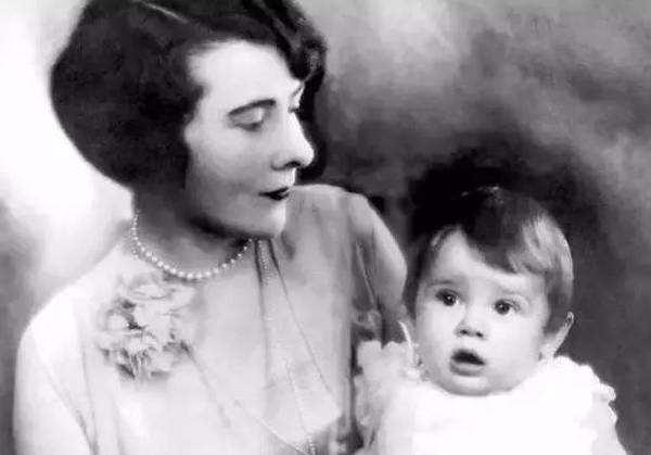 年幼的赫本与母亲