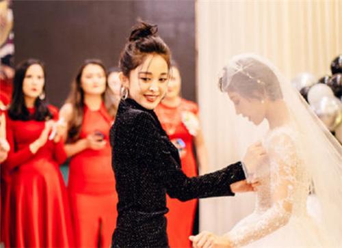 姐姐是白色的公主，娜扎是黑色的精灵，很搭。