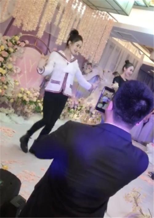 镜头前这个大哥，哈哈哈哈哈，你一直对着娜扎拍合适吗。