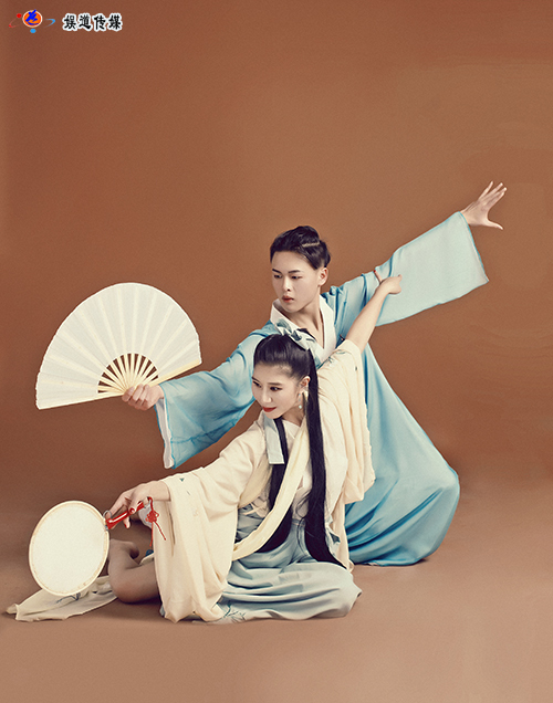 中国舞蹈家夏冰一曲筝鸣拨今古刚柔双影弄长风