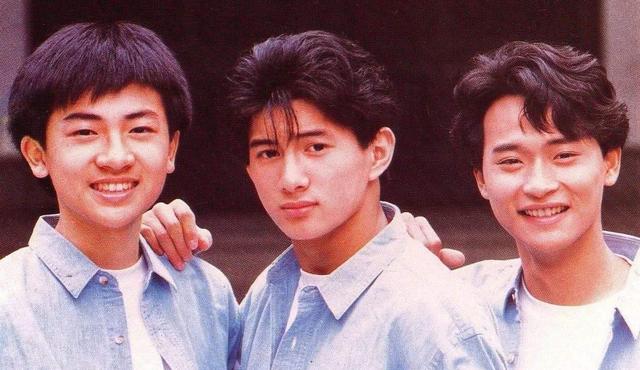 因为奇装异服而总是上热搜的陈志朋,在年轻时候的颜值,放在现在来欣赏也不会过时。