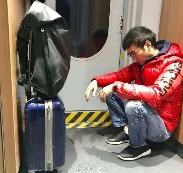 还有白胡子沧桑的自拍，看着虽然年岁渐长，但依然难遮帅气。