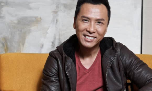 如今甄子丹在事业上越来越好，有娇妻也有一个幸福的家庭，可以堪称是人生赢家了！