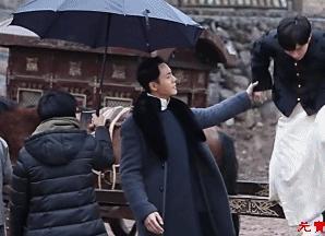 拍戏的时候也是十分懂得体贴、照顾他人,拍戏的时候知道搀扶别人下马车,生怕他人摔着。