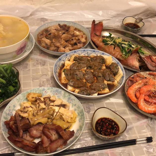 入得厨房出得厅堂!张柏芝下厨宴客色香味俱全