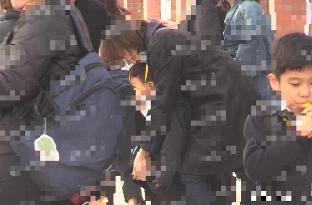 46岁董卿近照曝光，素颜接儿子放学，细节透露贴心慈母本色