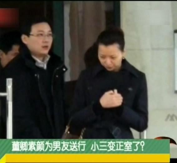 46岁董卿近照曝光，素颜接儿子放学，细节透露贴心慈母本色