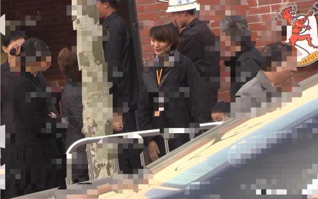 46岁董卿近照曝光，素颜接儿子放学，细节透露贴心慈母本色