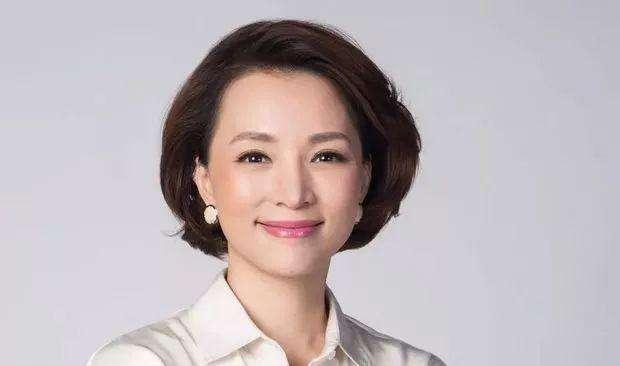 46岁董卿近照曝光，素颜接儿子放学，细节透露贴心慈母本色