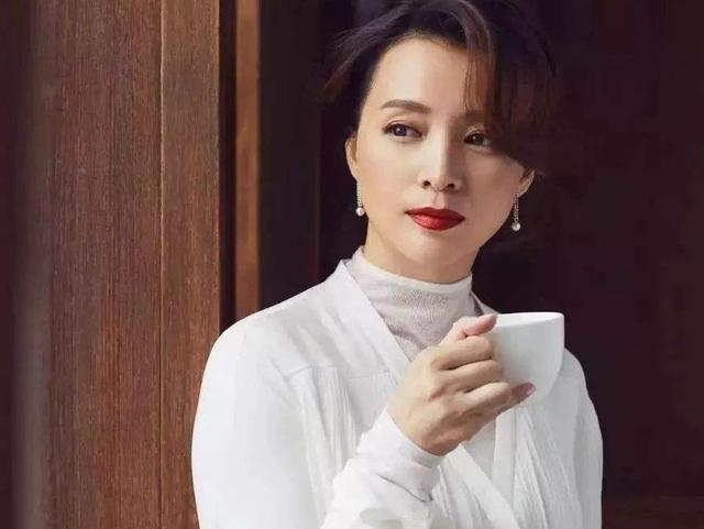 46岁董卿近照曝光，素颜接儿子放学，细节透露贴心慈母本色