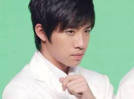 俞灏明虽然经过很长时间的恢复，但是颜值比以前还是差远了