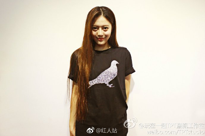 照片中前女友彭王者留着齐腰长发，看上去比较清纯。