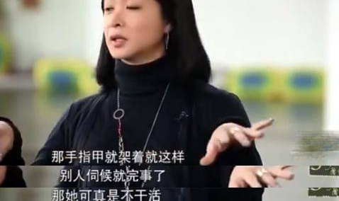 金星的这句话可以说非常生动形象地概括了留着5厘米指甲的杨丽萍最真实的生活状态了。