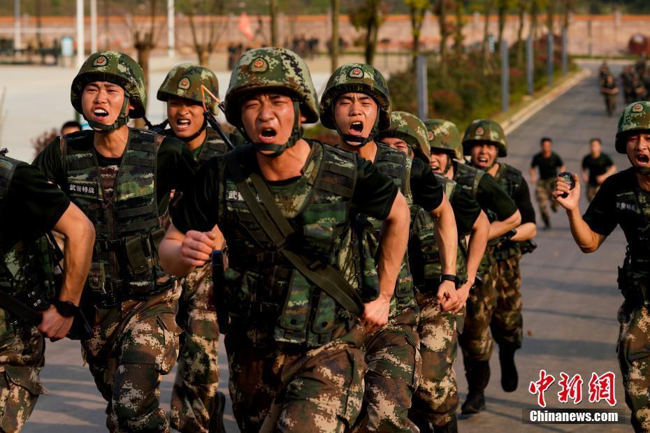 近日,為提升部隊軍事訓練水平,強健官兵體魄,夯實戰鬥力根基,武警