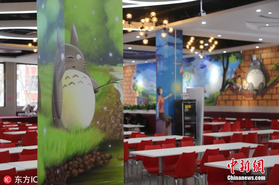 郑州一高校新装修了动漫主题餐厅,墙壁与柱子上绘满了包括龙猫,大鱼