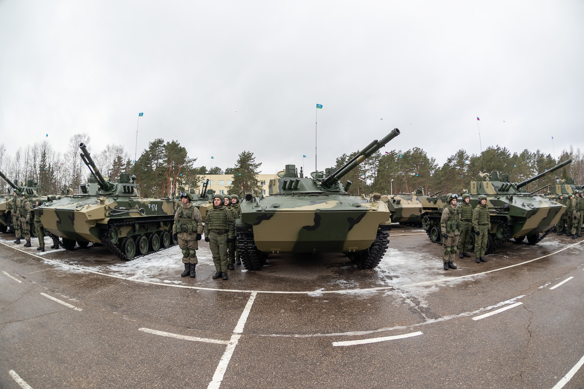 俄军空降部队装备最新bmd-4m装甲车