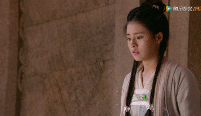 嘴巴以上还是有一些的相似,嘴巴往下附近脸上就有些肉肉,比宋祖儿看着胖了不少。