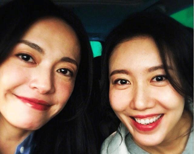 姚晨分享与高露手捧玫瑰花亲密照,画面和谐引称赞