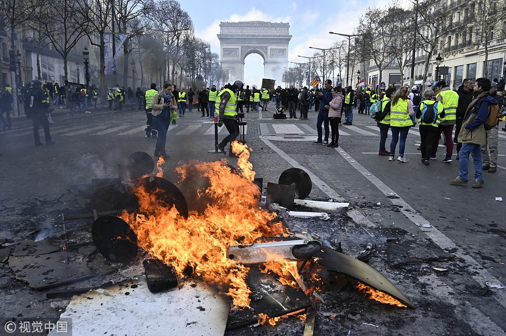 4 法国爆发第18轮"黄背心"运动 抗议者与警察发生严重冲突