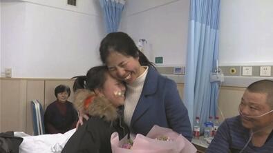 小陈同学和黄琴老师激动地拥抱在一起。