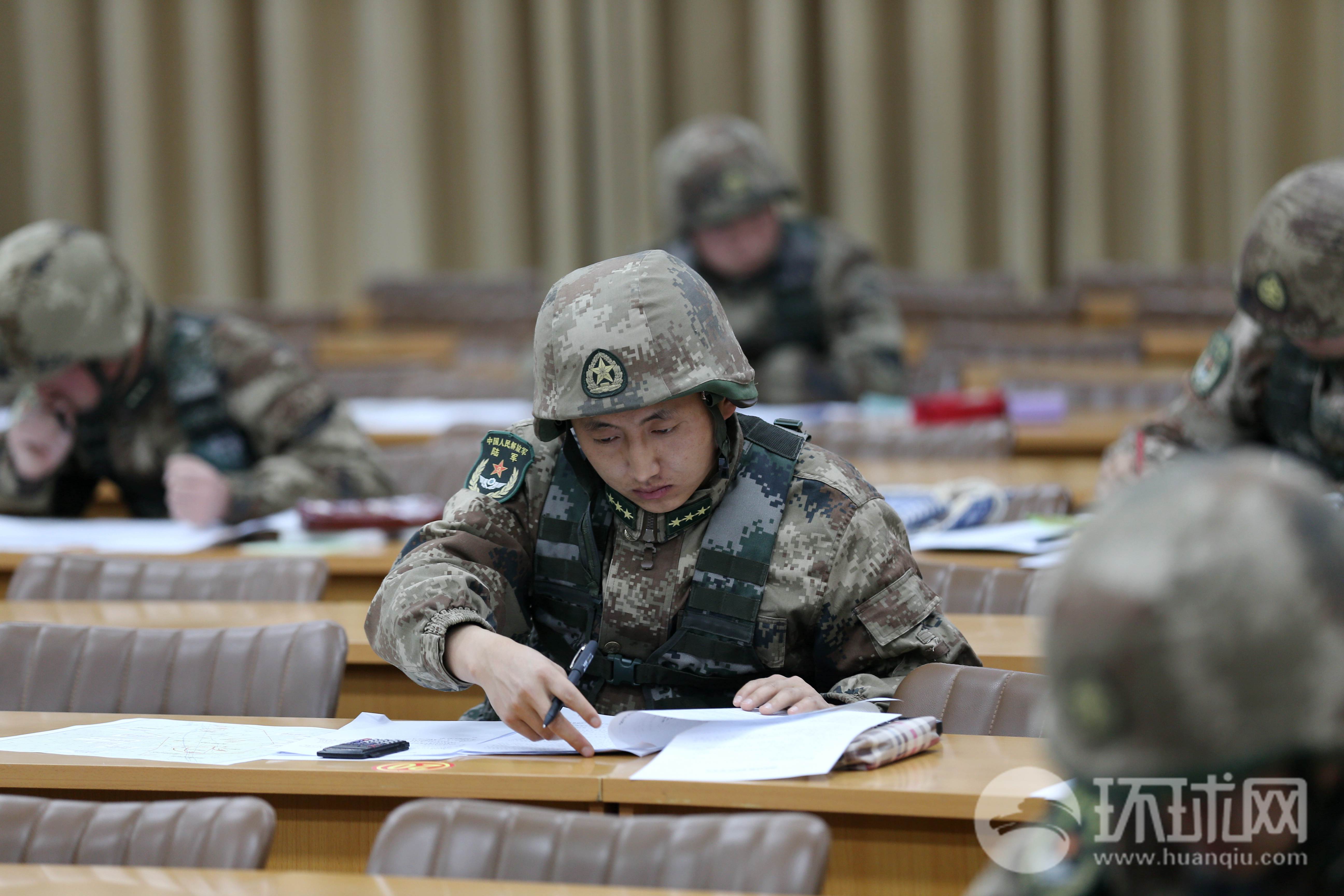 燃装甲团积极进行军事训练等级考评