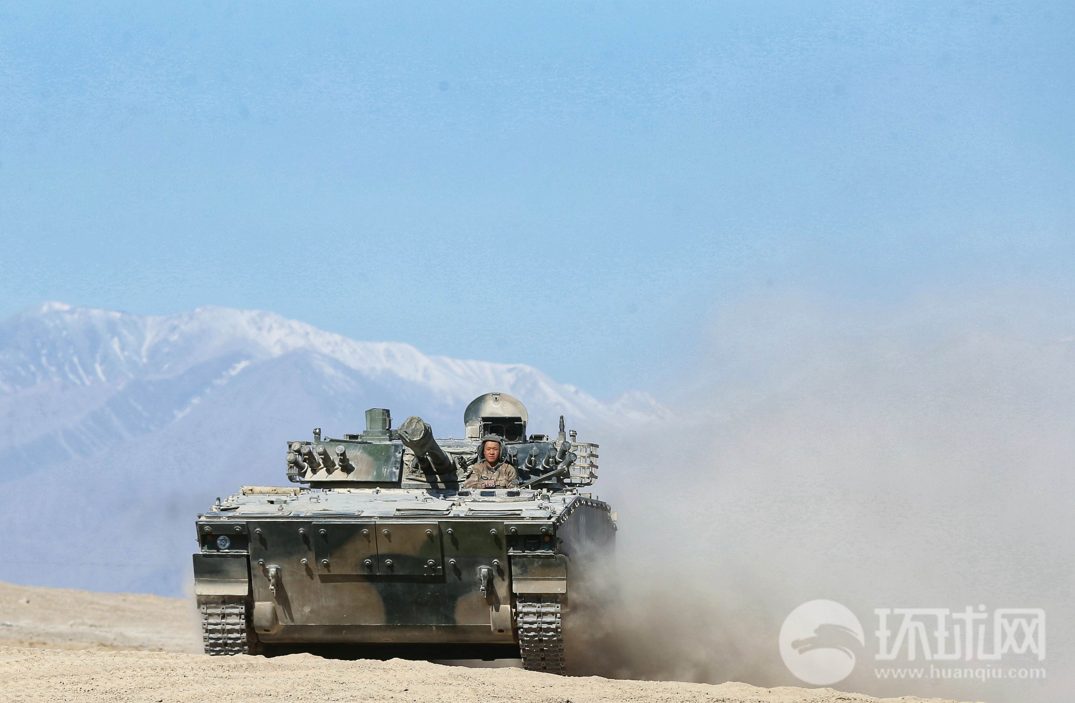 燃装甲团积极进行军事训练等级考评