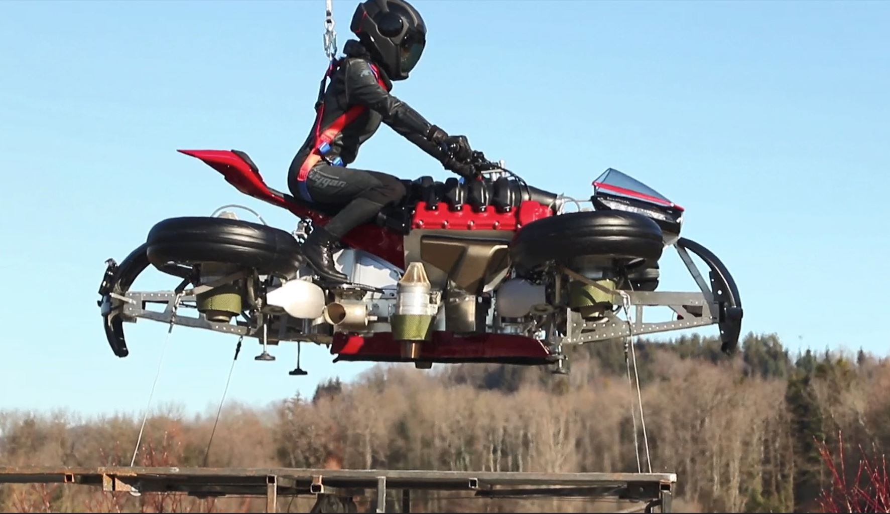 法国公司推出可飞行的摩托车 一键带你空中飙车