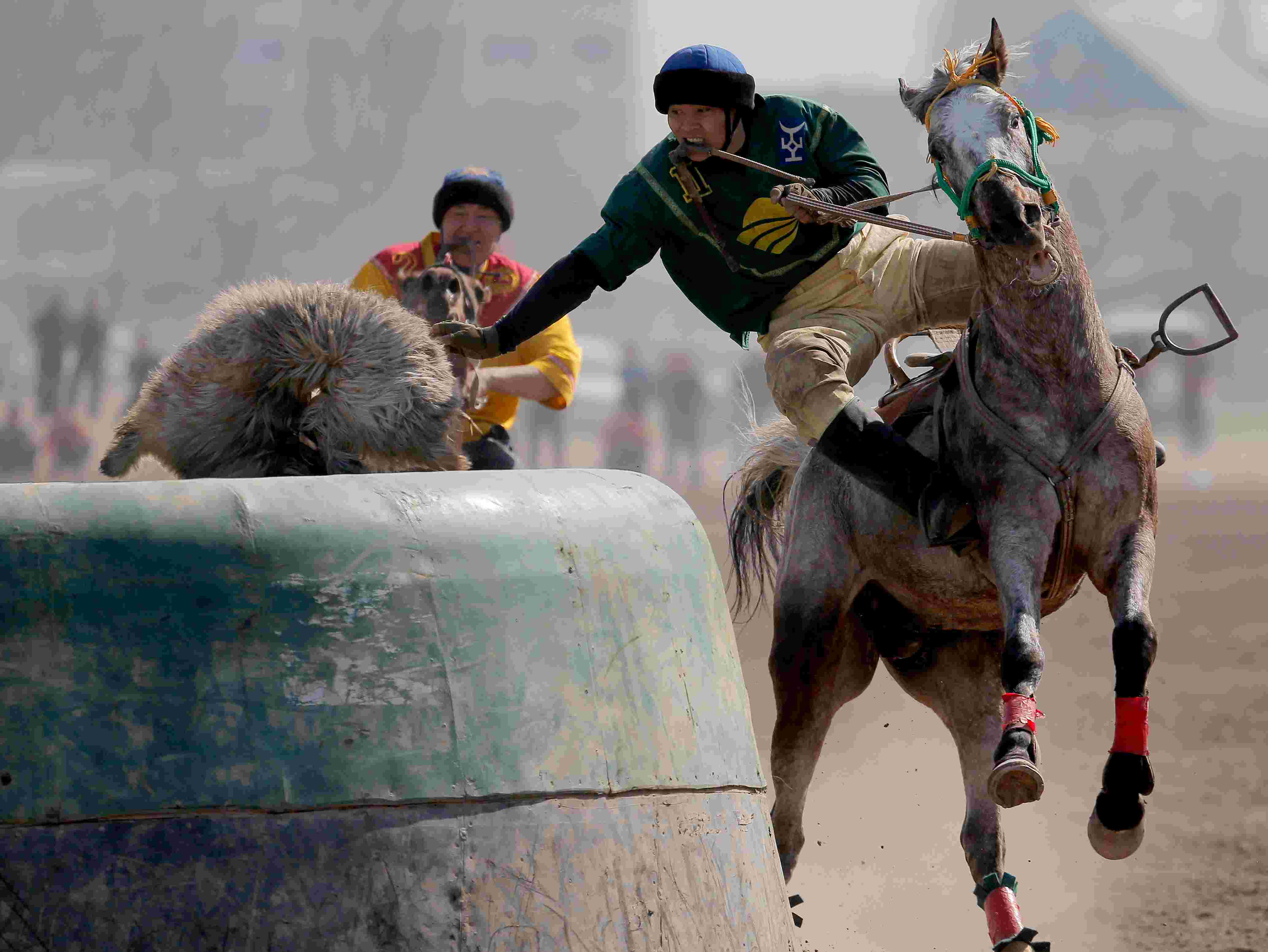 吉尔吉斯斯坦举办"马背叼羊"大赛 骑手飞身夺羊精彩刺激