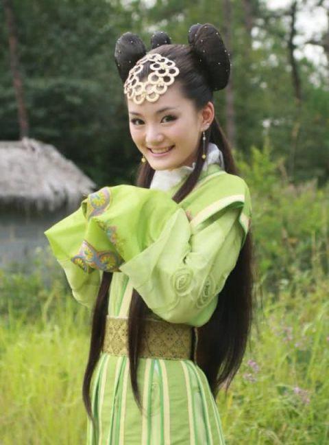 《活佛济公》馨子饰演白雪，相信看过这部剧的观众都会被馨子饰演的白兔精给萌到。