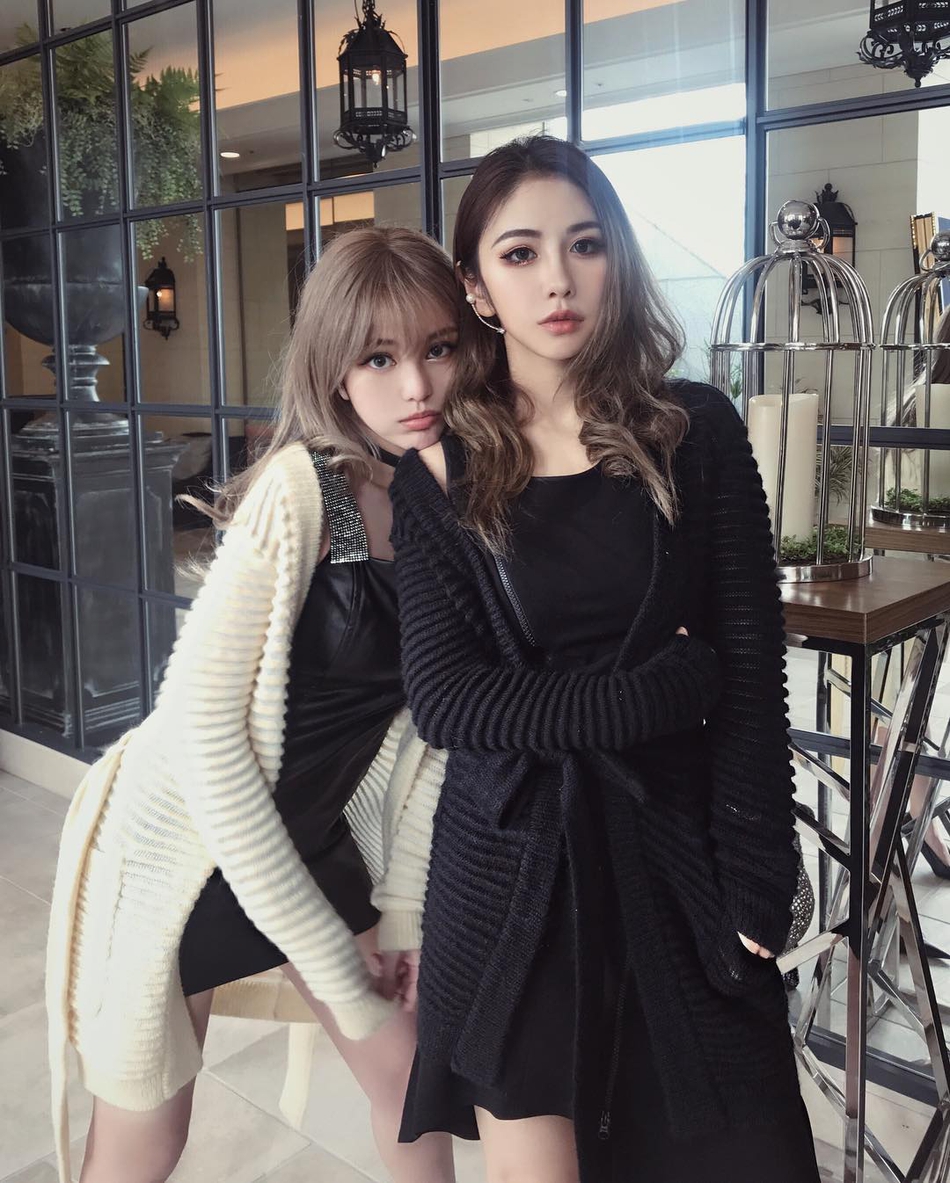 罗志祥女友周扬青晒与闺蜜合照 大秀美腿