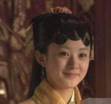 赵丽颖有点点婴儿肥，非常可爱，笑起来也很亲切，现在回过头去看，机遇真的是留给有准备的人的。