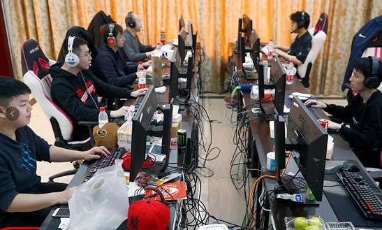 LGD电子竞技俱乐部Dota2分部成员在上海郊区的别墅里进行训练。他们准备迎接今年在上海举办的Ti9比赛，并冲击冠军。杨辉摄