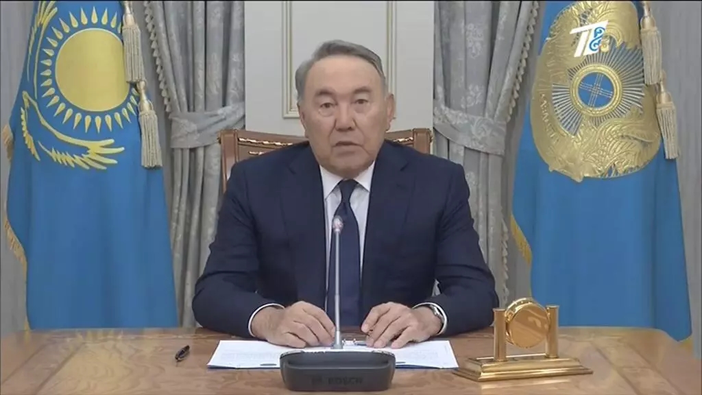 纳扎尔巴耶夫在电视直播中宣布辞职
