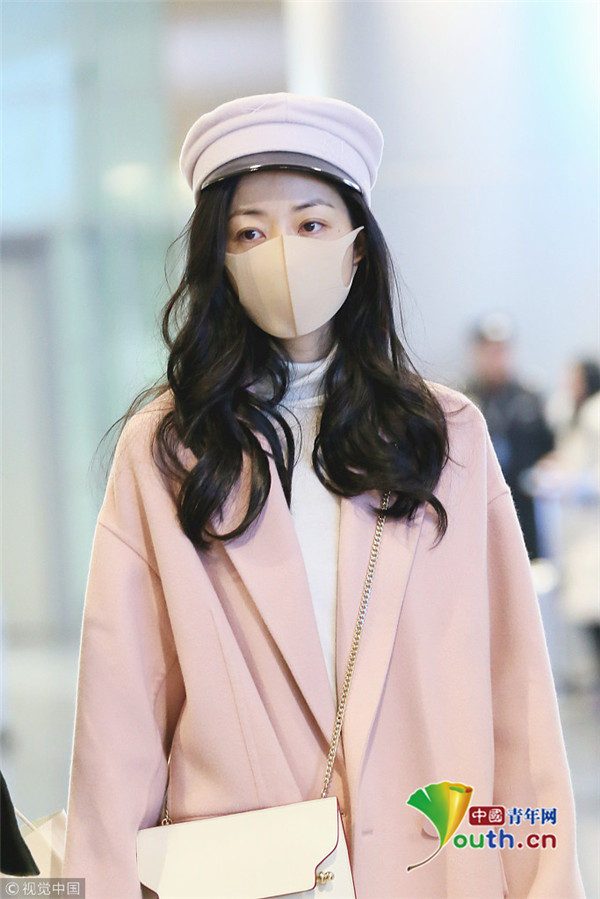 韩雪粉色大衣现身大方任拍 口罩遮面行色匆匆