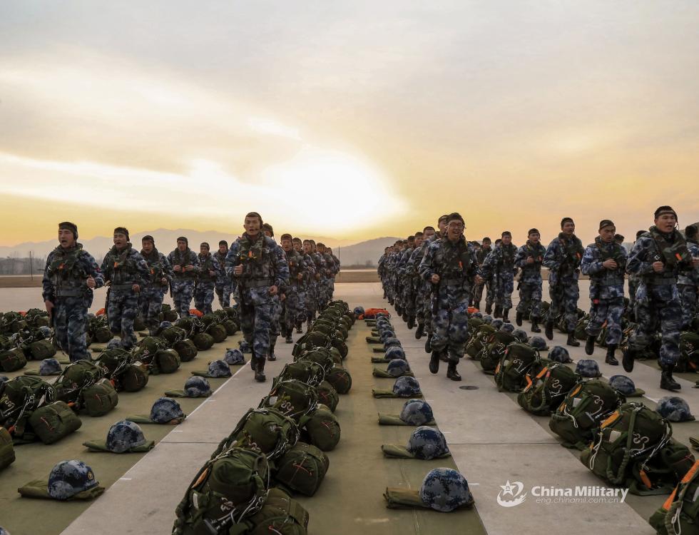 6 空降兵大飞机大规模集群伞降 检验训练成果