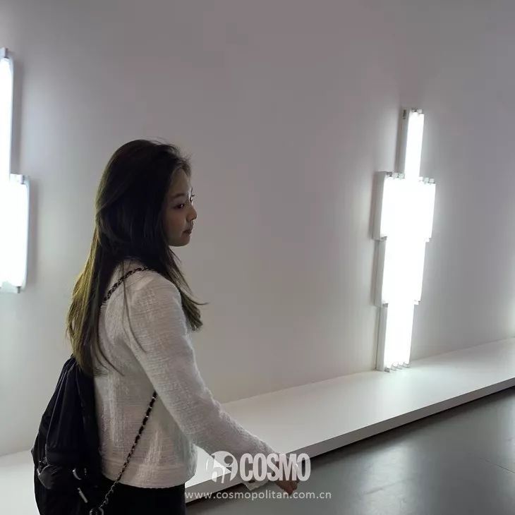 笑的超级开心，黑白配非常简单大气，合肩的软呢外套很好的修饰了Jennie的身材曲线。