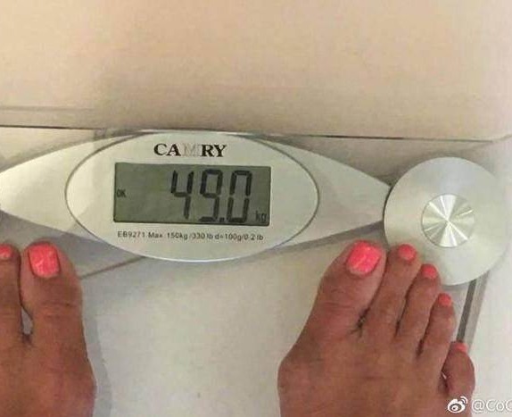 都知道李玟是黑美人，连脚也不例外。右脚大拇指外翻严重，