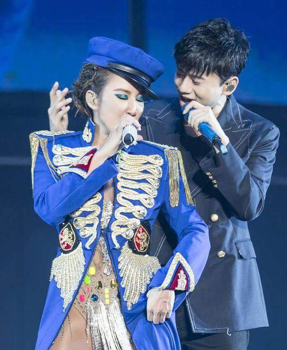 ▼之前容祖儿因为不小心摔了一跤，而po出自己的脚照。