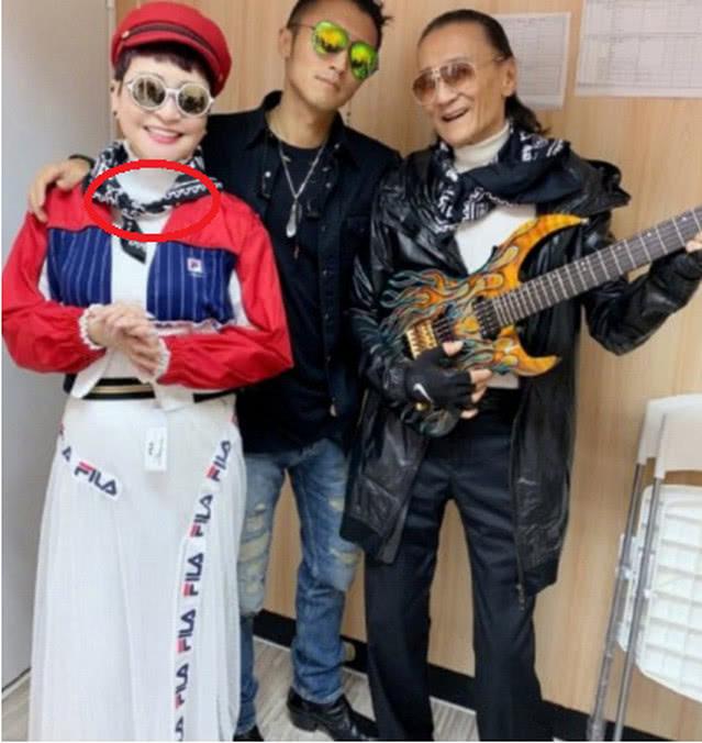 其实这也不是狄波拉第一次戴着王菲的“礼物”出现在公众面前: