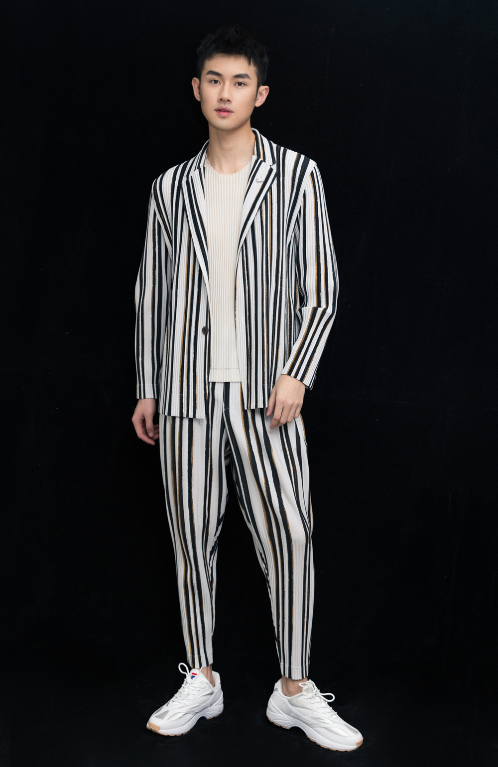 陆宇鹏帅气亮相电影首映礼 被粉丝调侃带雨能力一流