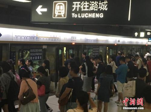 资料图：高峰时段的北京地铁 中新网记者 富宇 摄