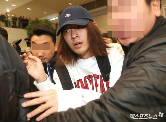 3月12日，郑俊英回国，遭记者围堵。(Xportsnews)