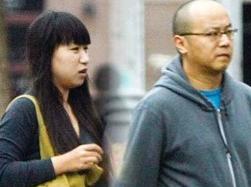 后来,窦唯喜欢上了上图中的那位女士。当时,该女子是窦唯的忠实粉丝。据说是一名80后。