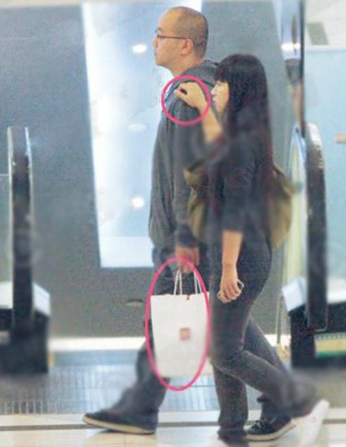 窦唯的生活日常,就是骑着他的电驴子,载着自己的粉丝老婆,低调却幸福的过着平淡的生活。